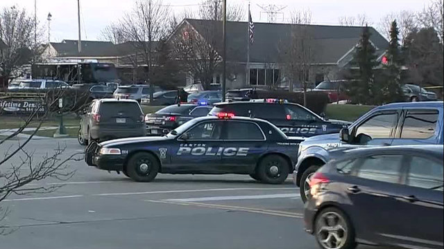Canton police officers near Citizens Bank courtesy ClickOnDetroit