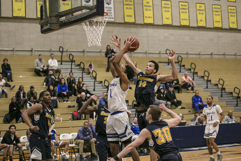 Photo of HFC Basketball player Leon Ayers making a shot