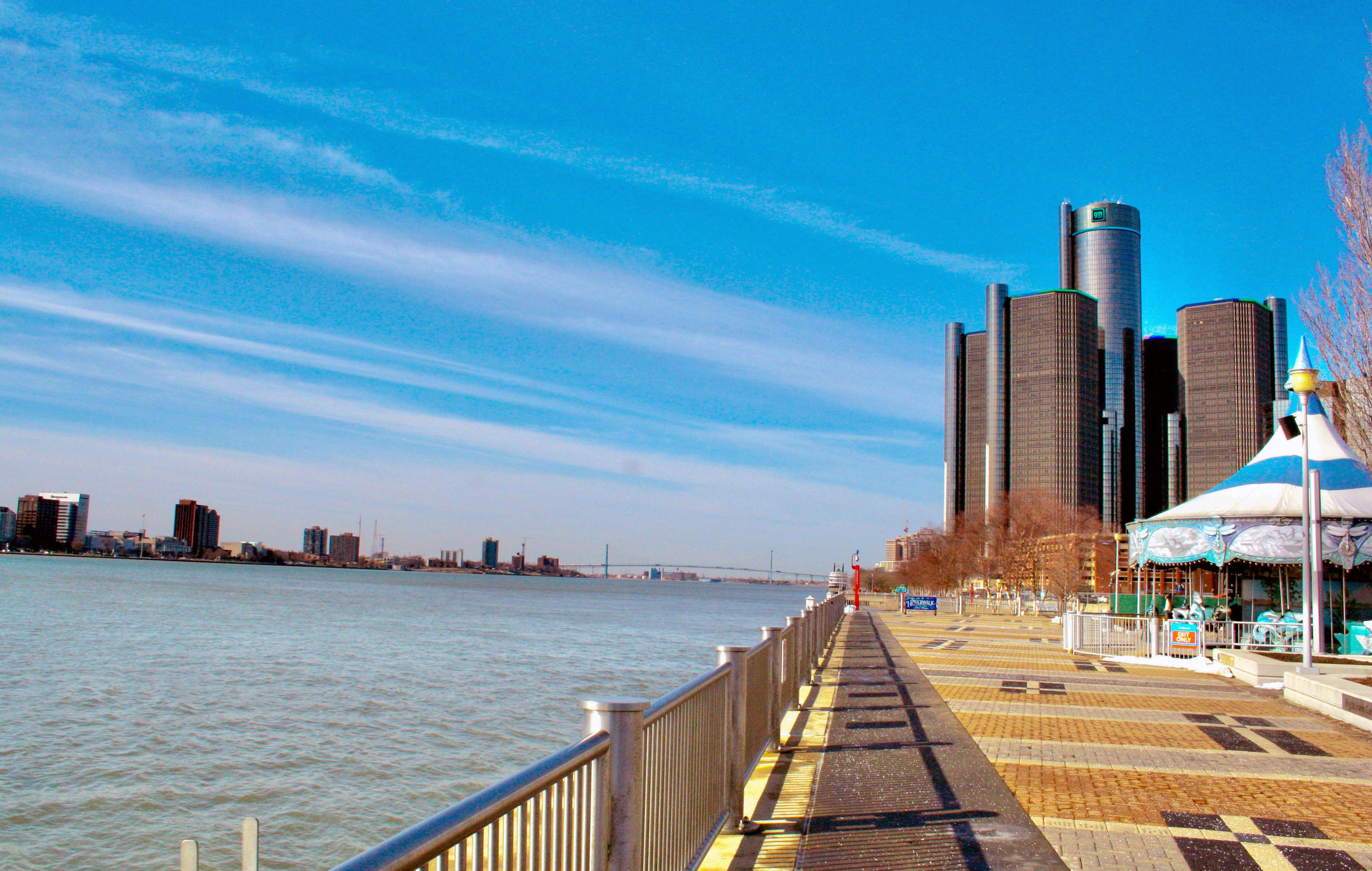 The Detroit Riverwalk on a cold morning. Photo by Zynab Al-Timimi