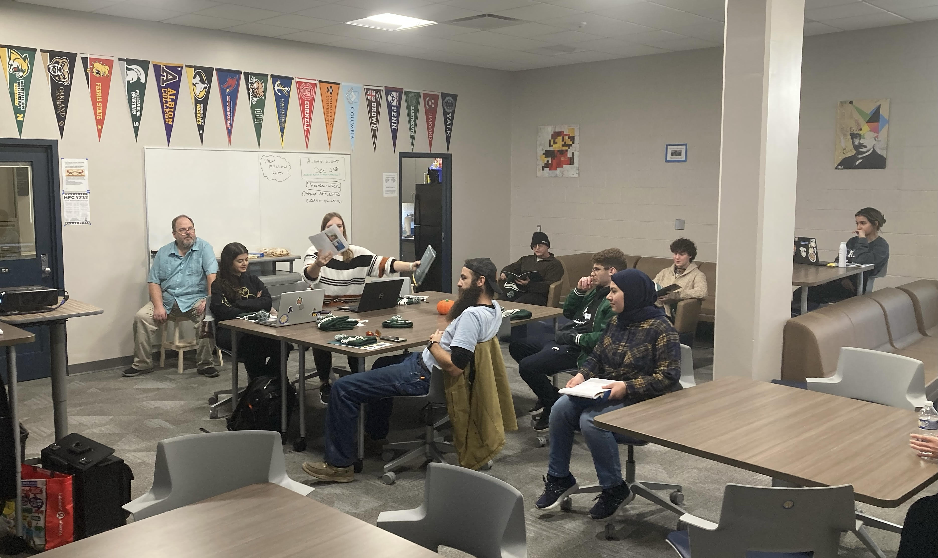 Honors students attending a transfer event held by Wayne State University in the Honors Hub. Photo by Alayna Kondraciuk