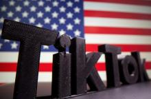 A 3D printed Tik Tok logo is seen in front of U.S. flag in this illustration taken October 6, 2020. Picture taken October 6, 2020. REUTERS - Dado Ruvic - Illustration